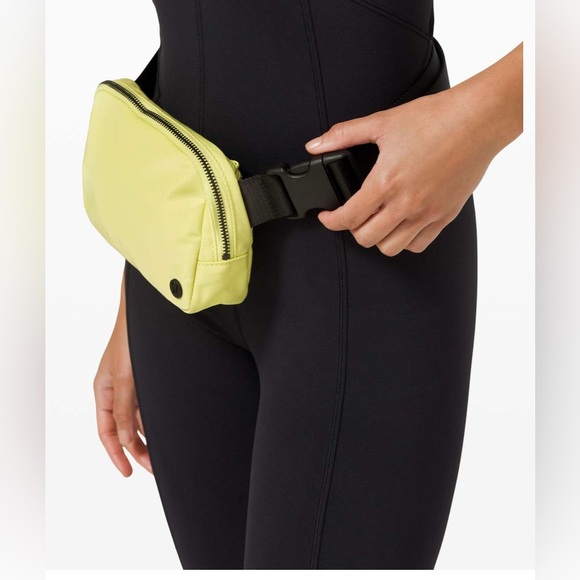 Lululemon Everywhere Belt Bag *1L-Lemon Vibe - Picture 2 of 12